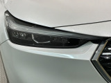 LEDヘッドライトは、点灯の瞬間から最大光量を発揮し、突然暗くなるトンネルなどでの安定感を高めます。
