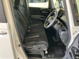 運転席と助手席が並ぶ前席は、座面にゆとりがあり、乗り込んだ際も落ち着いて過ごせる空間です。足元にはフロアマットが備わり、日常使いで気になる車内の清潔感にも配慮できます。