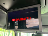 【フリップダウンモニター】大画面モニターで後席でもエンタメをお楽しみいただけます。小さなお子様にも大人気の装備です♪