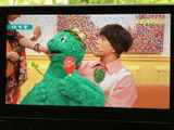 画面いっぱいに番組映像が表示され、停車中のひとときにテレビ視聴を楽しめます。映像が見やすい大きさで表示されるため、乗車中の待ち時間も過ごしやすくなります。