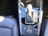 コントロールコマンダーを装備。自然な手の位置で操作でき、運転中の視線移動を軽減します。