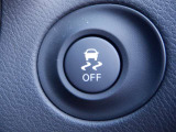 【VDC】運転操作やクルマの速度を検知して、ブレーキやエンジン出力の制御を 自動的に行い、滑りやすい路面やカーブを曲がるときや障害物を回避するときにクルマ の横滑りを軽減し、運転に安心感を与えます。
