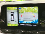 後方映像に加え、車両周辺を上から見た表示も確認できる画面です。駐車時に周囲の状況を把握しやすく、ガイド線も目安にしながら落ち着いて操作いただけます。
