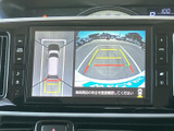 後方の映像と車両周辺の表示を画面で確認でき、駐車時の後退操作をサポートします。ガイド線も表示されるため、周囲の安全を目視で確かめながら、落ち着いて駐車できます。