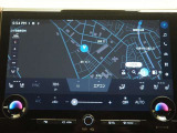 ディスプレイオーディオ(コネクティッドナビ対応)PLUS搭載。T-Connectご契約で2029年2月まで無償で利用できるナビ(期限到来後は有償)と、解約後も利用できる車載ナビが搭載されています。