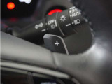 ◆減速セレクター装備◆ステアリングホイールの左右に取り付けられた2つのパドルスイッチで減速の強さを調整。 左側の「-」を操作すると減速を強く、右側の「+」を操作すると減速を弱くすることができます。