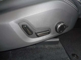 運転席8ウエイパワーシート(ドアミラー連動メモリー機構付)のスイッチ。