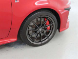 装着タイヤサイズは、225/40R18です。純正アルミホイールを装着しております。