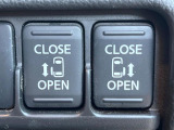 【両側パワースライドドア】スマートキーや運転席のスイッチで後席両側スライドドアの開閉が可能♪電動だから力を入れてドアを開ける必要が無く、小さなお子様でも簡単に開け閉めでき快適です♪