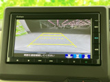 後方の映像に目安となるガイド線が表示され、駐車時の位置合わせをサポートします。周囲を直接確認しながら、バック操作を進められます。
