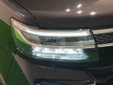 対象物が見やすく白く明るい光で夜間走行をサポートするフルLEDヘッドランプ(サイドビューランプ、クリアランスランプ、オートレベリング機能付き)を装備