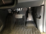 【運転席】アクセル、ブレーキはこのようになっております。