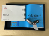 メンテナンスノート【点検整備記録簿・保証書】、取説も揃ってます。スマートキーはバッグなどにしまったままボタン操作でエンジン始動・停止やハイブリッドシステムの起動や停止ができて大変便利です