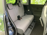 後席は座面と背もたれが広く、隣り合う方と落ち着いて過ごせる空間です。窓から外の様子も見やすく、足元にはゆとりがあり、ご家族や友人との移動にも活躍します。