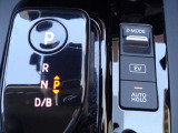 オートブレーキホールド機能は運転者のブレーキ操作によって停車した際に自動的にブレーキ力を保持する機能です。ブレ-キ力が保持されているときにアクセルペダルを踏むと自動的にブレ-キが解除され発進する事が出来
