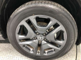 【純正アルミホイール】です!車両デザインに合わせてホイールをデザインしているため、見た目にもカッコイイアルミホイール♪洗車もラクチンで錆びません。