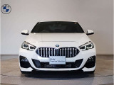 【BMWの伝統】BMWの特徴的な&ldquo;キドニーグリル&rdquo;は、80年以上続く伝統の形でございます。変わらないこだわりのデザインが、プレミアムブランド&ldquo;BMW&rdquo;を創り出します。