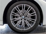 【BMWアロイホイル】軽量かつ強度に拘ったアロイホイル。走行性能ポテンシャルを引き出す設計。車の足元を引き締めてくれる大きなポイントはアロイホイルです。