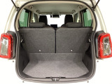 開口部も広く荷物の積み下ろしもしやすいお車となっております。シートの背もたれは5:5の割合で分割して可倒できるので、長いお荷物などを載せることもできます。