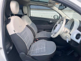 ●前席:ゆったりとしたドライバースペースで、長時間の運転でも快適にお過ごしいただけます。