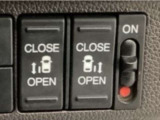 【両側パワースライドドア】両側がパワースライドドアになっており、運転席のスイッチやスマートキーでも開閉が可能です!開口部も広いので乗り降りも楽々♪