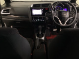 車内は光触媒抗菌消臭施工済です。スタイリッシュなデザインでスポーティなインパネ周りを演出します。グローブボックスやカップホルダーのほかにトレーなどたくさんの収納スペースが付いています。