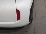 コーナーセンサーを車の前後に装備。障害物までの距離に応じて警告音を変えてお知らせ。縦列駐車時や駐車場・車庫などでの取り回しをサポートします。詳細は販売店スタッフまでおたずねください。