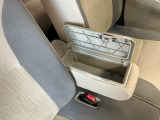 【フロントセンターアームレスト(ボックス付き)】運転席と助手席の間には、小物が収納できるボックス付のアームレストが装備!必要な物をぱっと取り出せて車内もスッキリです♪