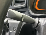 レバー上のイラストと表示から、操作位置を確認しやすい仕様です。運転席から手元で操作でき、天候が変わった際にも扱いやすい配置。日常の運転を支える装備です。