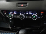 フルオートエアコン搭載。好みの温度に設定するだけで、風向や風量を自動でコントロール!いつでも快適な車内環境に。さらに、体を直接温めるシートヒーター付きで寒い季節も暖かく過ごせます。