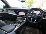 ●クールで上品で室内を横に広く感じられるよう設計されたダッシュボード周りです。Audiらしい心地よい空間です。