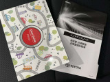 メンテナンスノート、取扱説明書です。 その車の整備記録が事細やかに記録されています。 車が生まれてから今までどのような道を歩んできたのか判るとても重要な物ですよ。