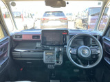 運転席から前方を見渡しやすく、フロントガラスからの視界も広々としています。運転席と助手席はゆったりと並び、落ち着いた色合いの室内で毎日の移動も快適に過ごせます。