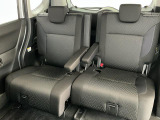 【スライドシート】後席にもスライド機構があることで、細やかに荷室スペースを確保!日常の様々なシーンに対応します♪