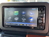 ナビゲーションやオーディオなどを一画面で選べるため、目的地設定や音楽再生もスムーズに行えます。画面表示とボタンがまとまり、必要な機能を見つけやすい配置です。