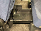 中敷きを立ち上げれば、倒れやすい荷物も安定して積める置きラクボックスが標準装備