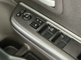 運転席のスイッチで全てのウィンドウの開閉操作を行うことができます。ロックボタンをONにしておくと、運転席以外のウィンドウは作動しないのでお子様を乗せているときなども安心ですね♪