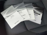 メンテナンスノート、取扱説明書です。 その車の整備記録が事細やかに記録されています。 車が生まれてから今までどのような道を歩んできたのか判るとても重要な物ですよ。