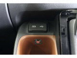 USB付☆ドライブ中もスマホの充電可能です。