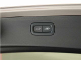 テールゲートには、スイッチ一つで開閉可能な電動開閉機能を装備。また、リアバンパーの下で足を動かすだけで開閉できる、ハンズフリー・オープニング/クロージング機構も搭載しています。