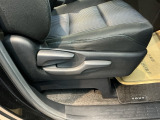 【シートレバー】ただ座るだけじゃない、運転のしやすさを決める大事なスイッチ。視界を広げたり、腰への負担を減らしたり。体型に合わせてジャストフィットさせるこの瞬間、さあ走るぞって気合が入ります。