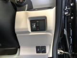 【片側電動スライドドア】リモコンや運転席のスイッチ操作のほか、ドアハンドルを少し引くだけでリアドアが自動開閉します♪