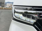 【LEDヘッドライト】悪天候や夜間走行時も良好な視界を確保し安心して運転できる高輝度LEDヘッドライトを装備!点灯速度が早く、消費電力も抑えられています。