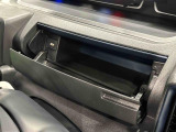 小物が収納できる運転席側インパネアッパーボックス。 ボックス内にはUSBソケットが一口。
