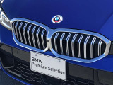 左右のキドニー・グリルの中心にはBMWのエンブレムが鎮座し、個性を放つデザイン性を兼ね備えました。