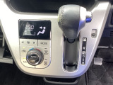 オートエアコンで、毎日のドライブを快適に。温度、風量を自動で調整し、理想的な車内環境を提供します。