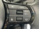 【アダプティブ・クルーズ・コントロール】予め設定した車速内でクルマが自動的に加減速。 前走車との適切な車間距離を維持しながら追従走行し、高速道路でのドライバーの疲労を軽減してくれる嬉しい機能付♪