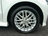 車体にマッチしたデザインのホイールが足元を引き締め、スタイリッシュな印象を演出します。