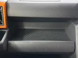 助手席側のインパネトレイは大きくてボックスティッシュも置けます!