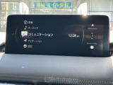 ナビゲーションやオーディオ、情報、設定などのメニューを画面から選べます。スマートフォン連携の表示もあり、目的に合わせた機能を確認しやすい案内画面です。